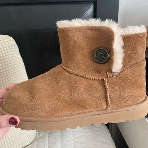 Ugg Bailey mini Tan/ Camel color.